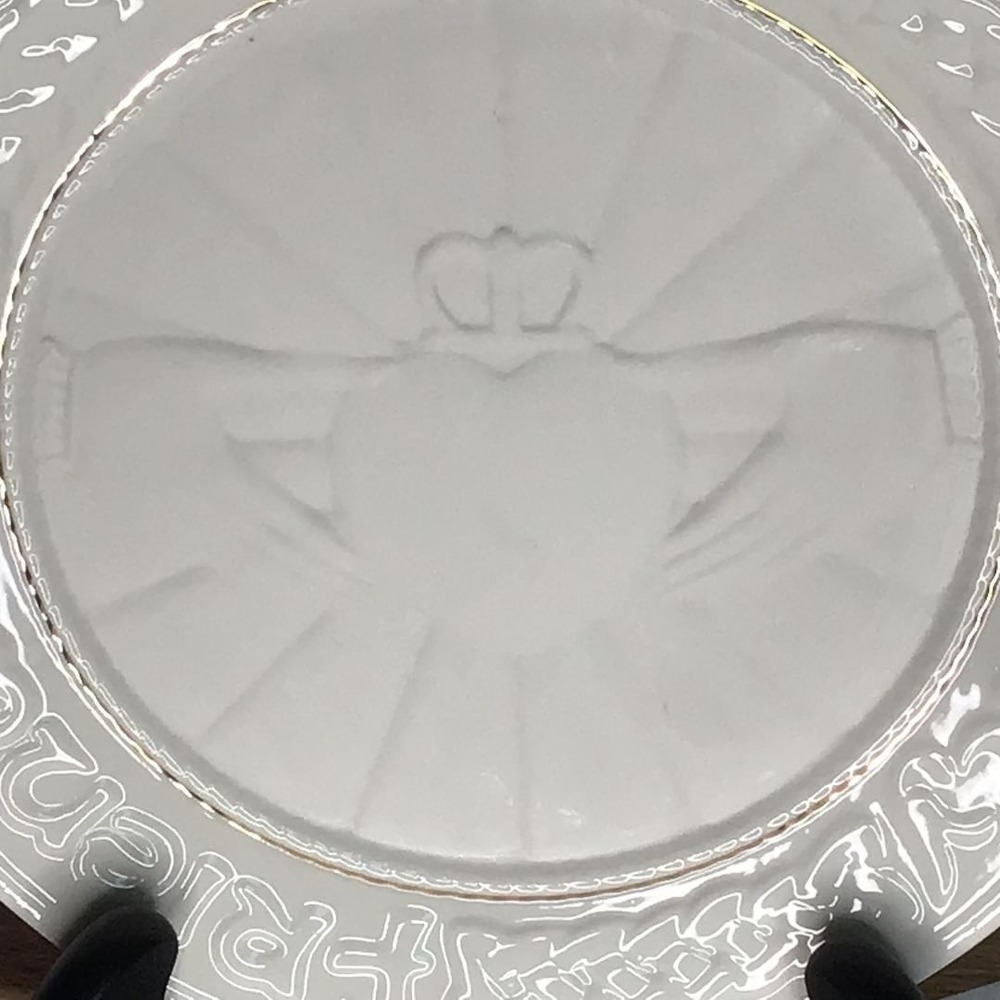 Belleek Irish Claddagh Decorative Plate 9" White Ceramic Love Loyalty Friendship - Picture 2 of 10